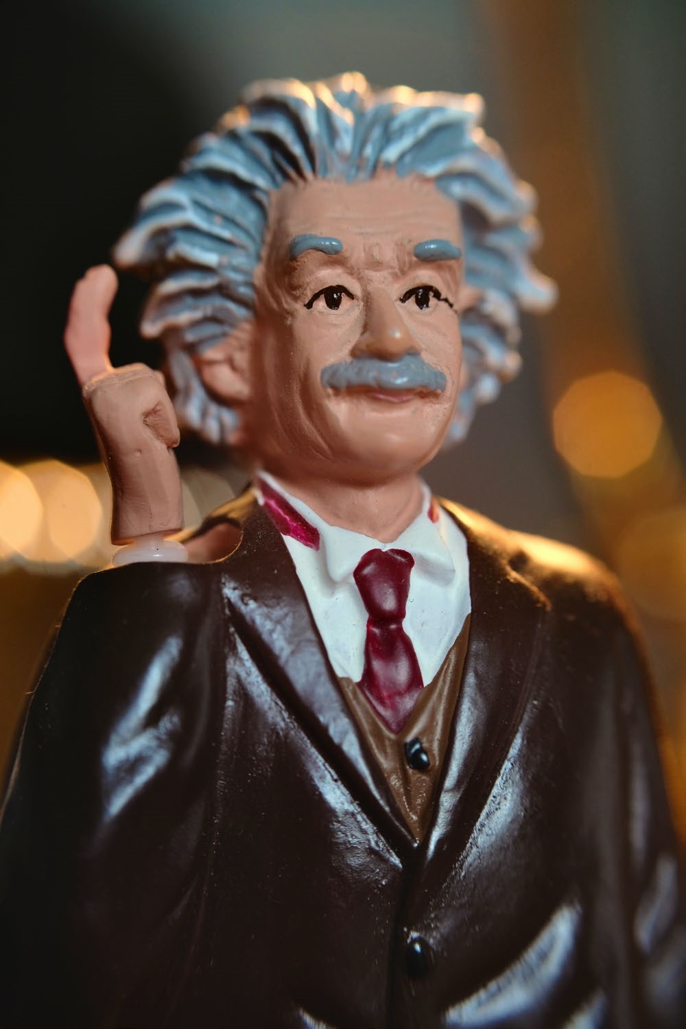 A model of Einstein with his finger in the air.