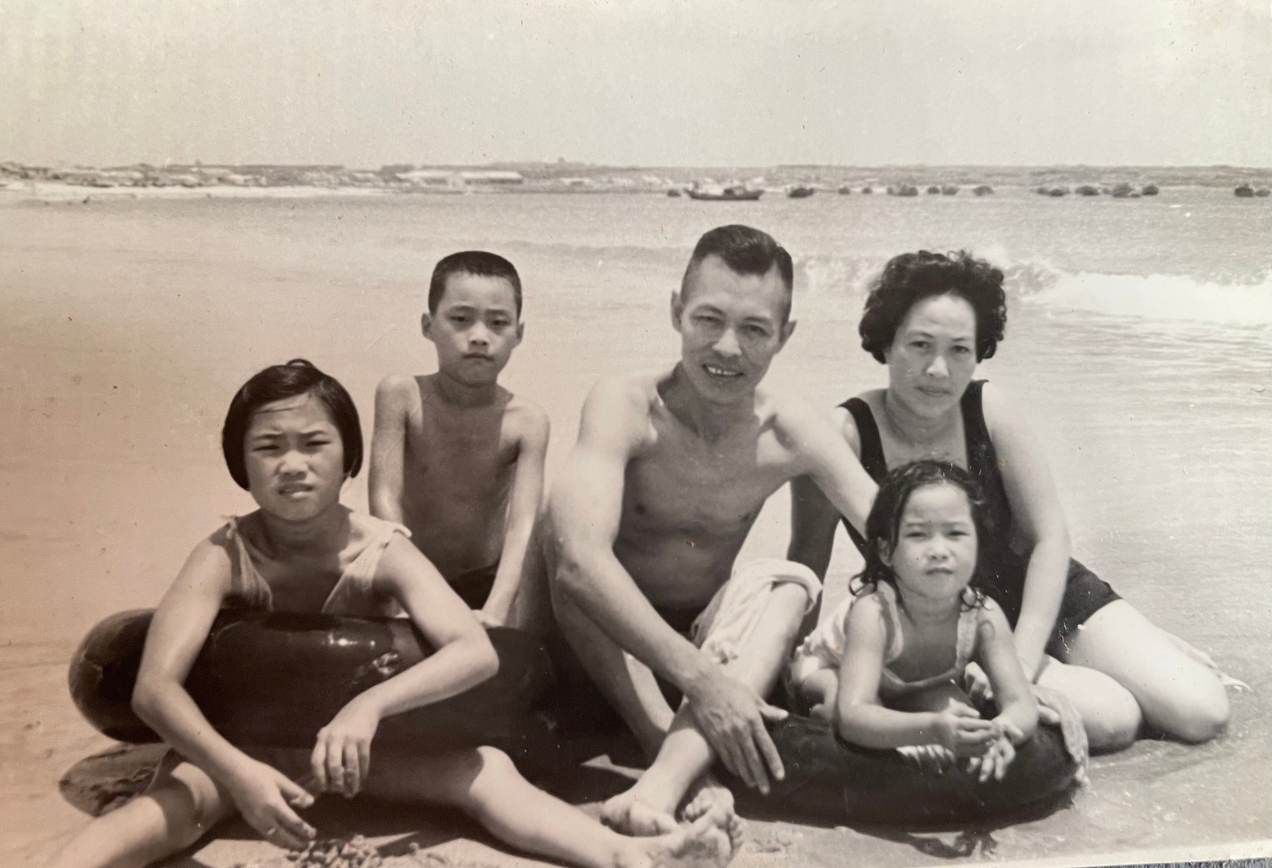 Mr. Chou and his parnets and sisters when he was small on the beach.