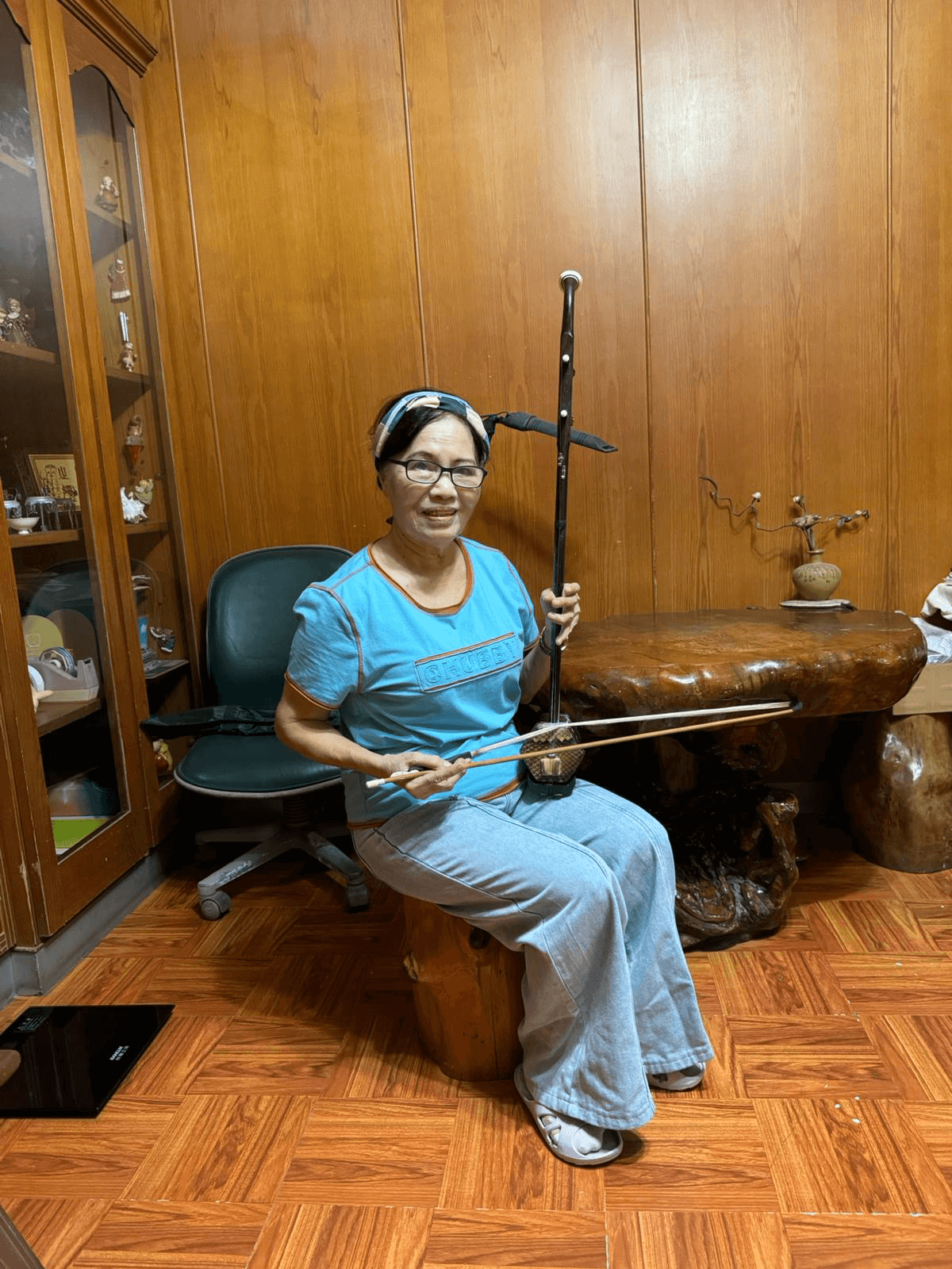 Ms. Liuo practising the Erhu