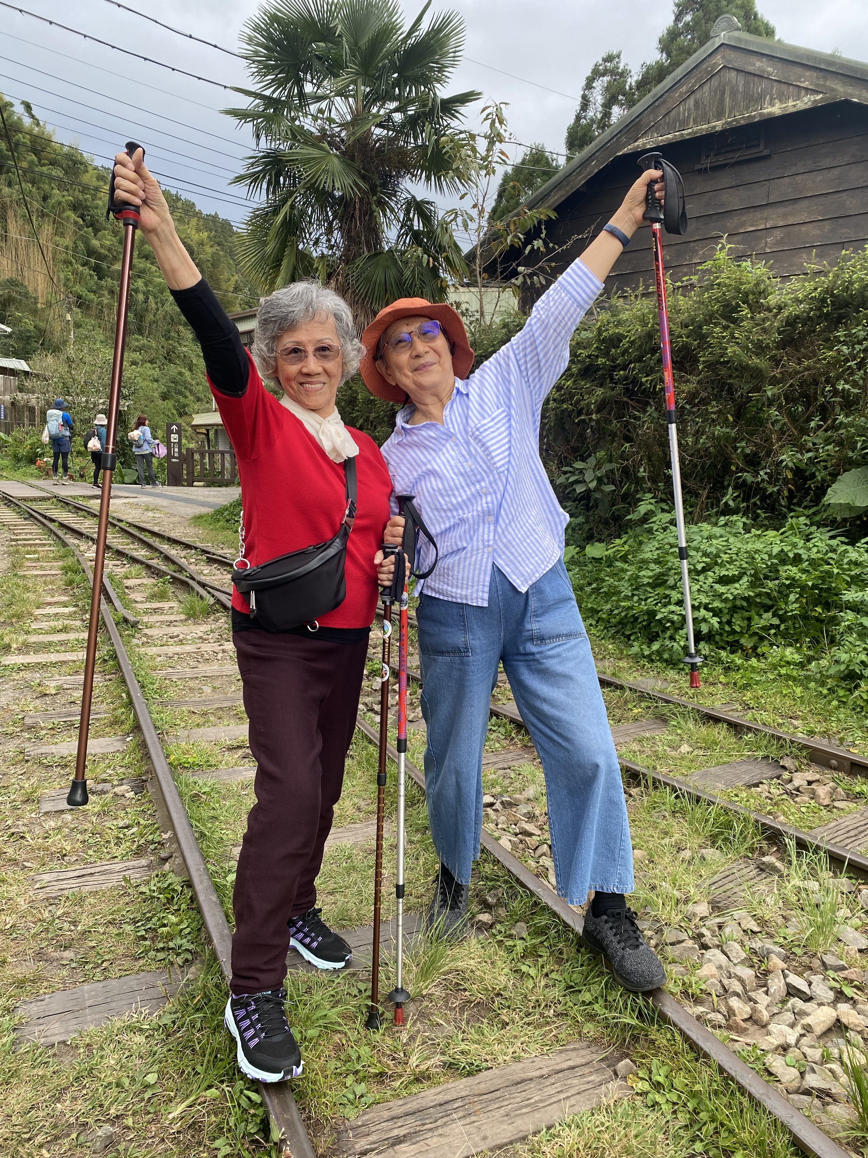 Mrs Chi with her oldest friend of over 50 years.