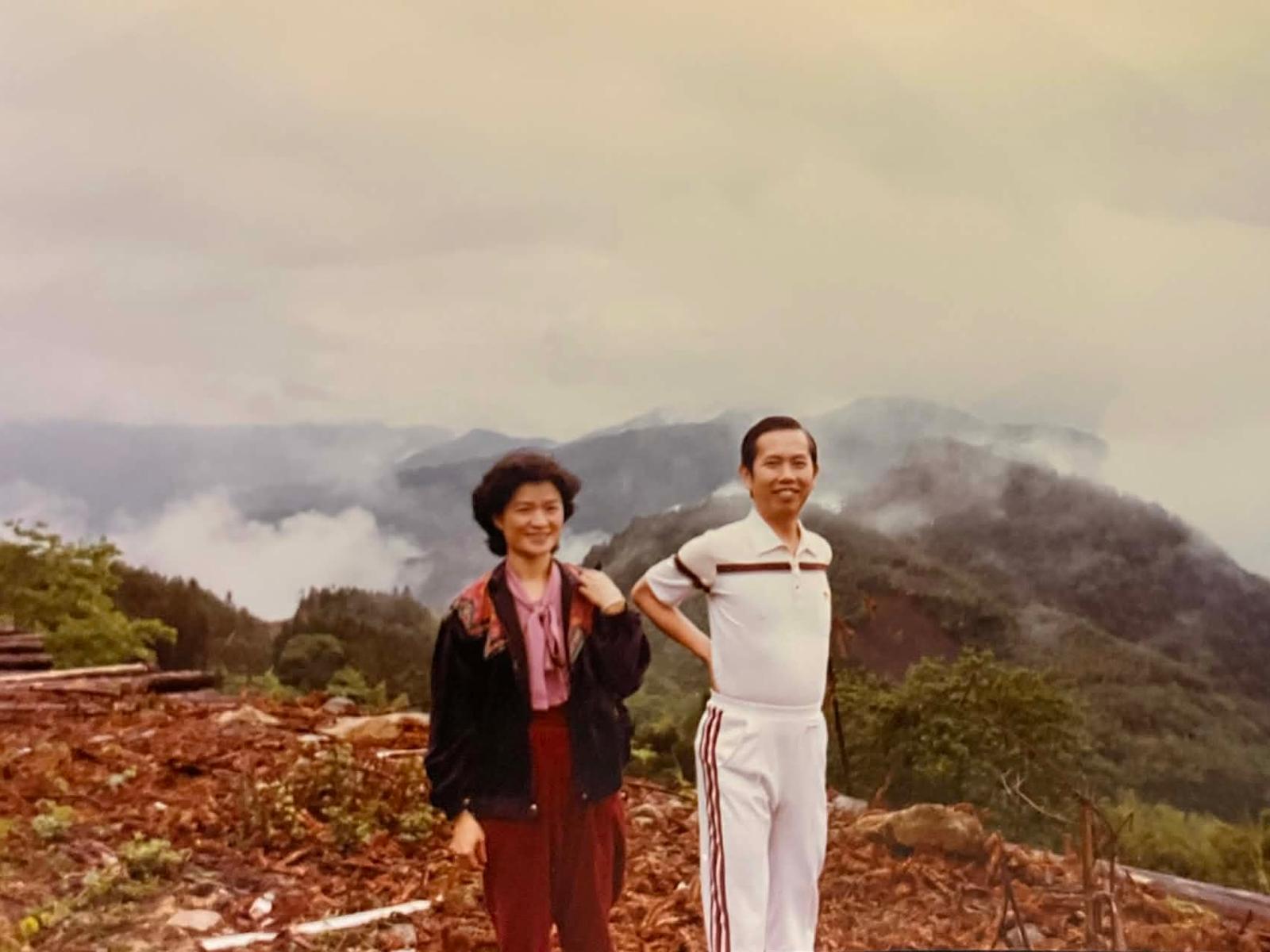 Lynn's mother father in their 50 on top of a mountain